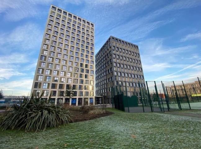 A room in a 2 bed Apartment  Main Photo
