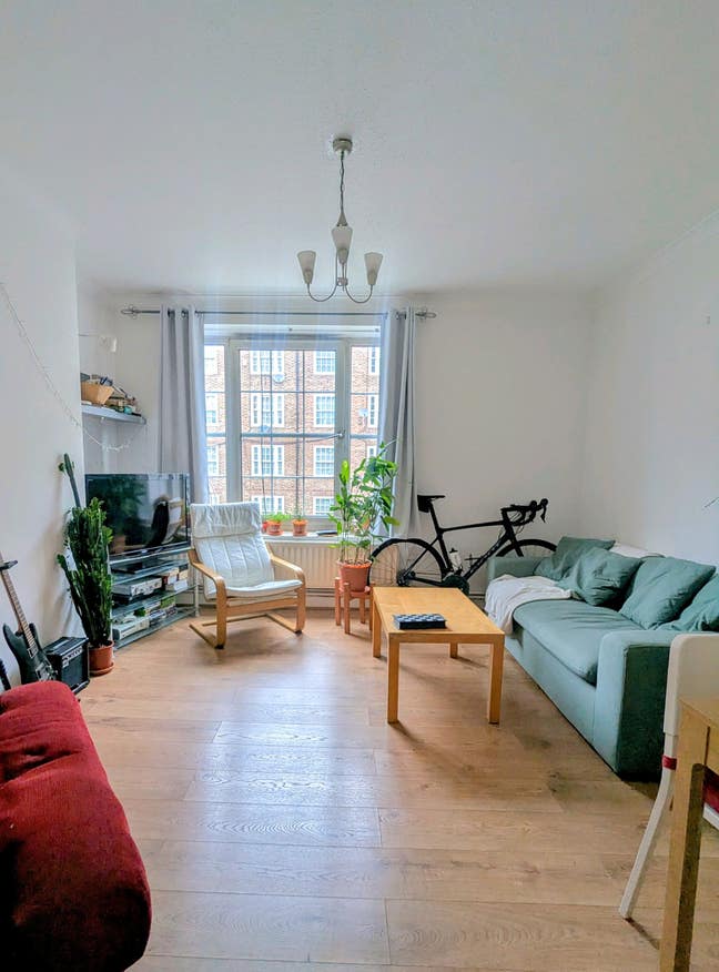 Double room in friendly flat share near Oval tube  Main Photo