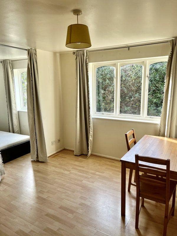 Bright Studio Flat in Private Development Main Photo