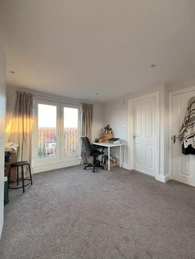 Loft room with en suite in refurbished houseshare. Main Photo