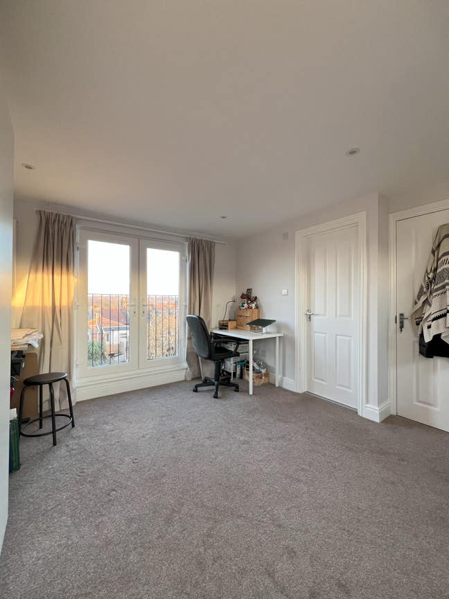 Loft room with en suite in refurbished houseshare. Main Photo