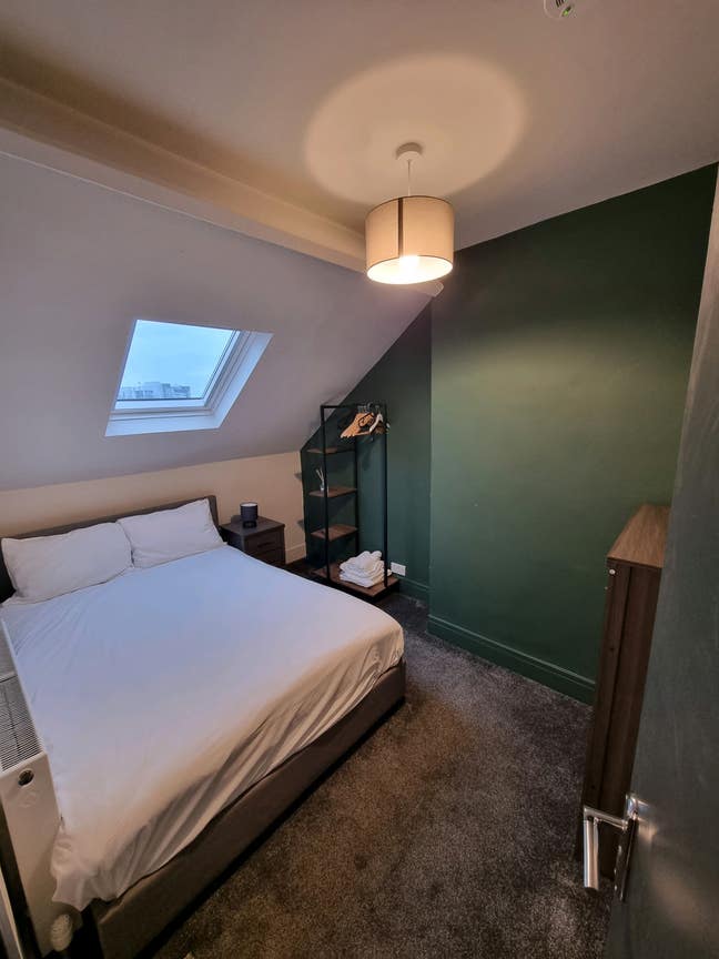 Double ensuite bedroom in newly renovated house Main Photo