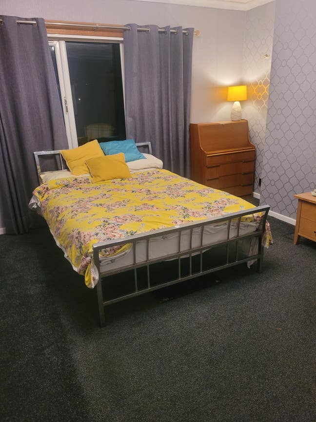 Sunny room with big windows and pleasant outlook Main Photo