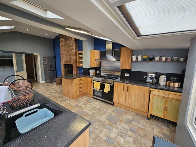 Unique option for dog lovers! 6 mths rent free! Main Photo