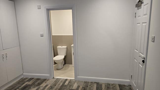 Newly Decorated Ensuite Double Room Main Photo