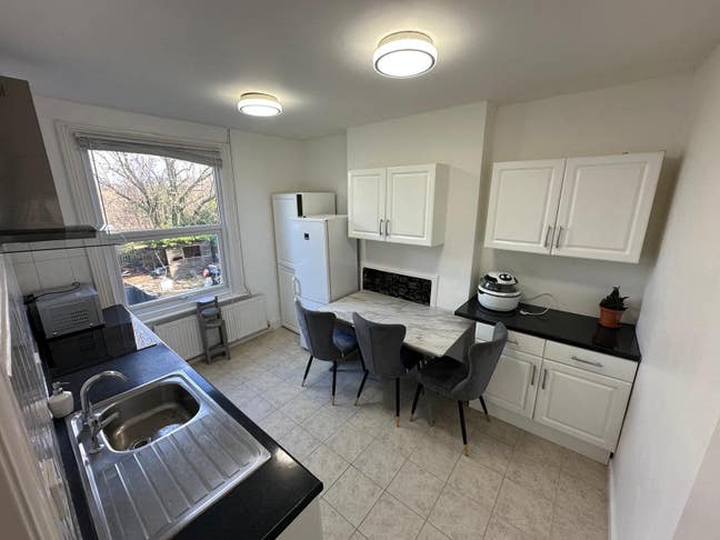 Room in Newly decorated property 5min to train st Main Photo