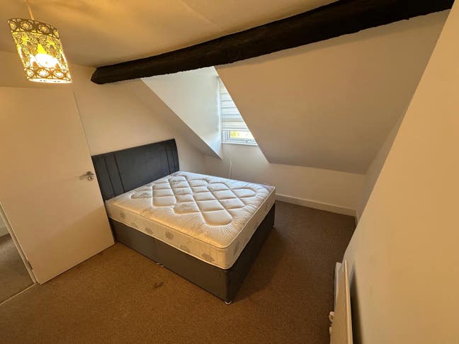 Room in Newly decorated property 5min to train st Main Photo