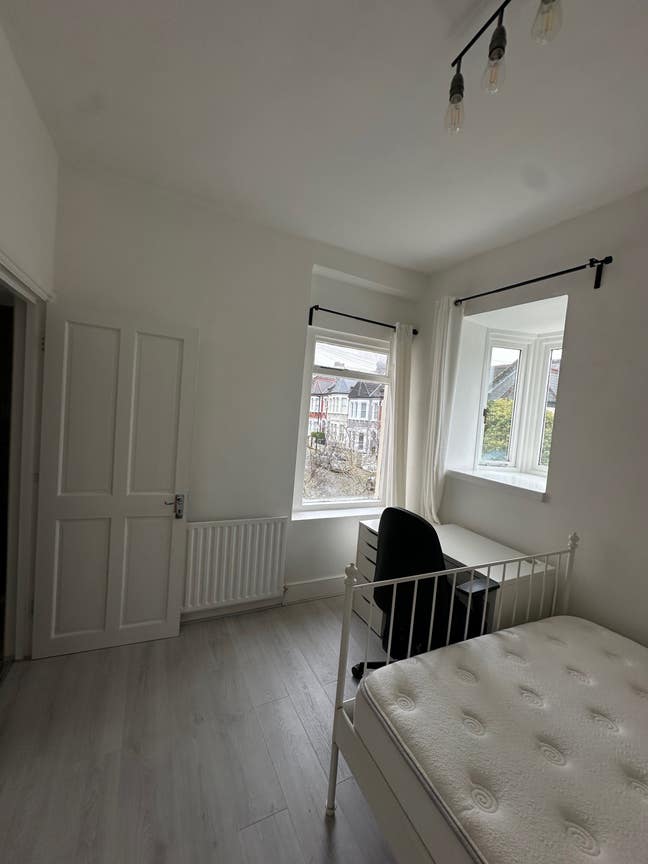 Spacious and Bright Room in a Two Bed Flat Main Photo