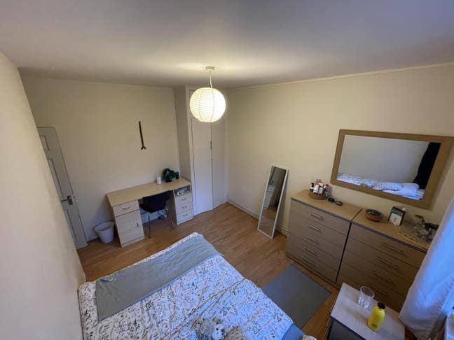 Spacious double room Zone 1-2 by the distrcit line Main Photo