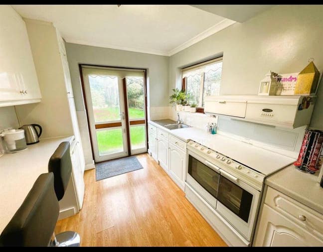 Lovely and Clean Rooms available. Main Photo