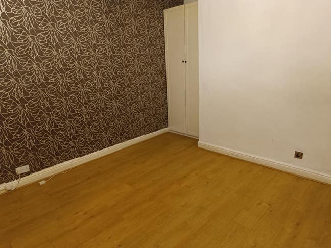 Large Double Furnished Room in Eccles Main Photo