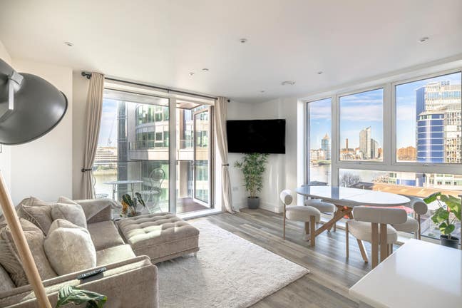Modern Riverside Apartment in Battersea Main Photo