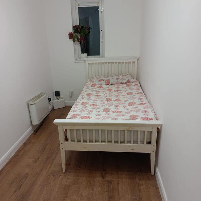 One Single and Double Bedroom Available  Main Photo
