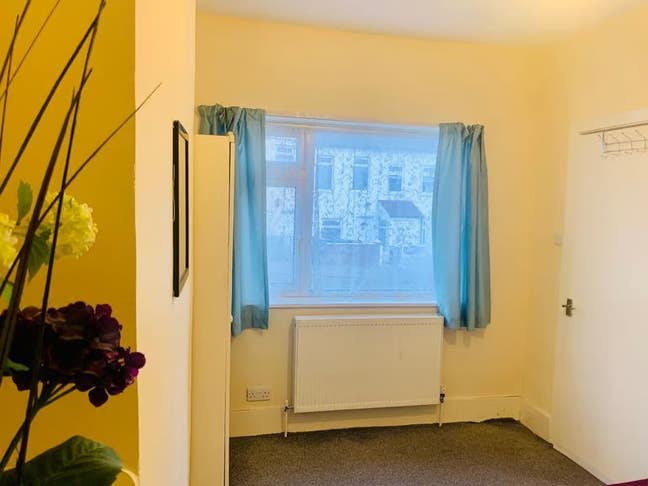 Decent sized room available to rent in SE25 Main Photo