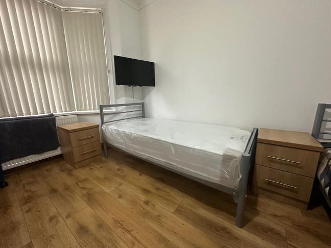 Shared room with two beds and ample space Main Photo