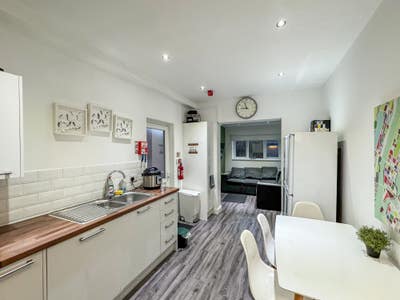 Final En-Suite Room - Near Metrolink  Main Photo