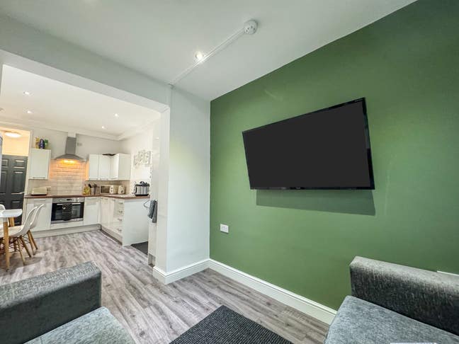 Final En-Suite Room - Near Metrolink  Main Photo