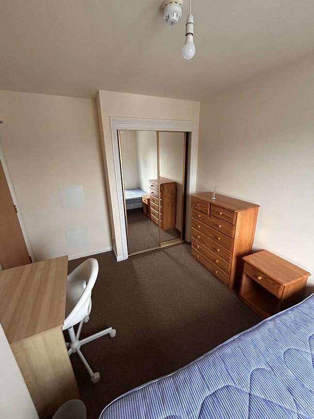 Room Available in a Spacious 5-Bedroom Townhouse Main Photo