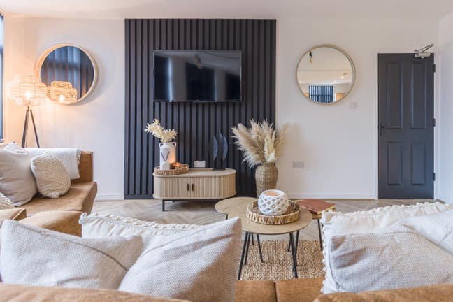 **Luxury room in professional co-living property** Main Photo