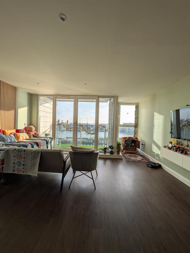 Luxury double room overlooking Royal Docks!  Main Photo