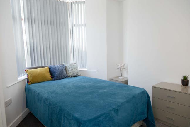 Newly Refurbished  Share - Ready Now!! Bills inc! Main Photo