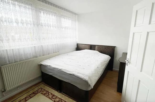 Spacious Double Room in 3BR Flat along Canal Main Photo