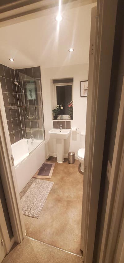 Room to let in a modern professional household  Main Photo