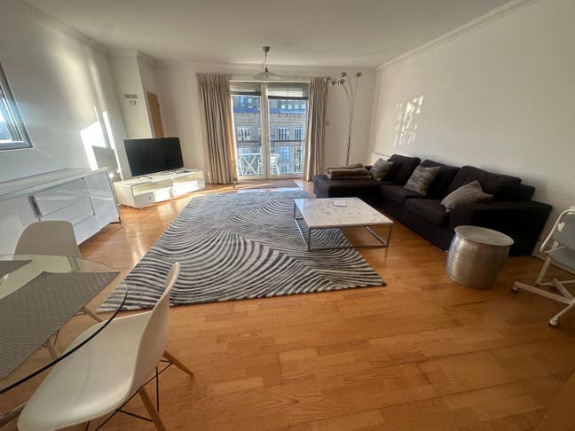 Spectacular Riverfront Rooms in Canary Wharf  Main Photo