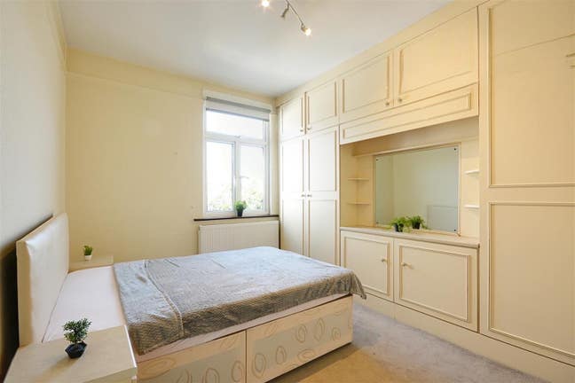 Spacious & Well Equipped Double Room Ealing Common Main Photo