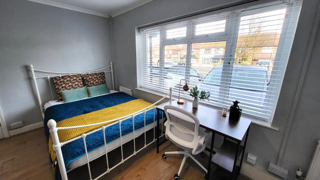 Large Double Room SM4/ cleaner/ Free wifi Main Photo