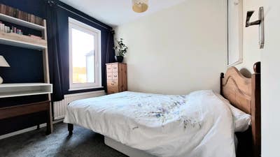 Sunny, small double room in lovely shared house Main Photo