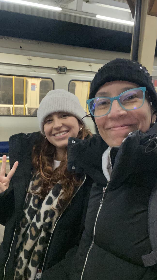 We are a couple of females looking for a flat... Main Photo