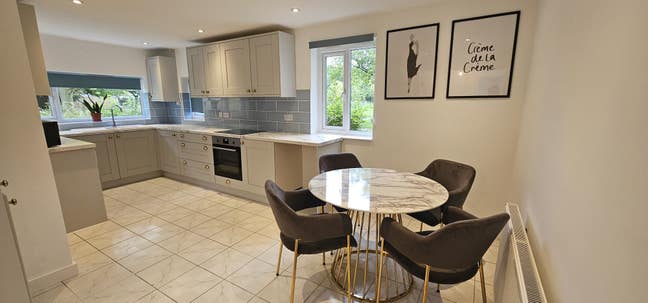 Bright & modern double room in female house share Main Photo