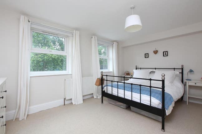 Large furnished room, ensuite, Camberwell Main Photo