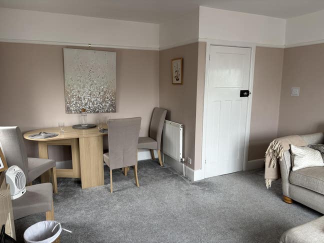 A cosy well furnished room available Main Photo