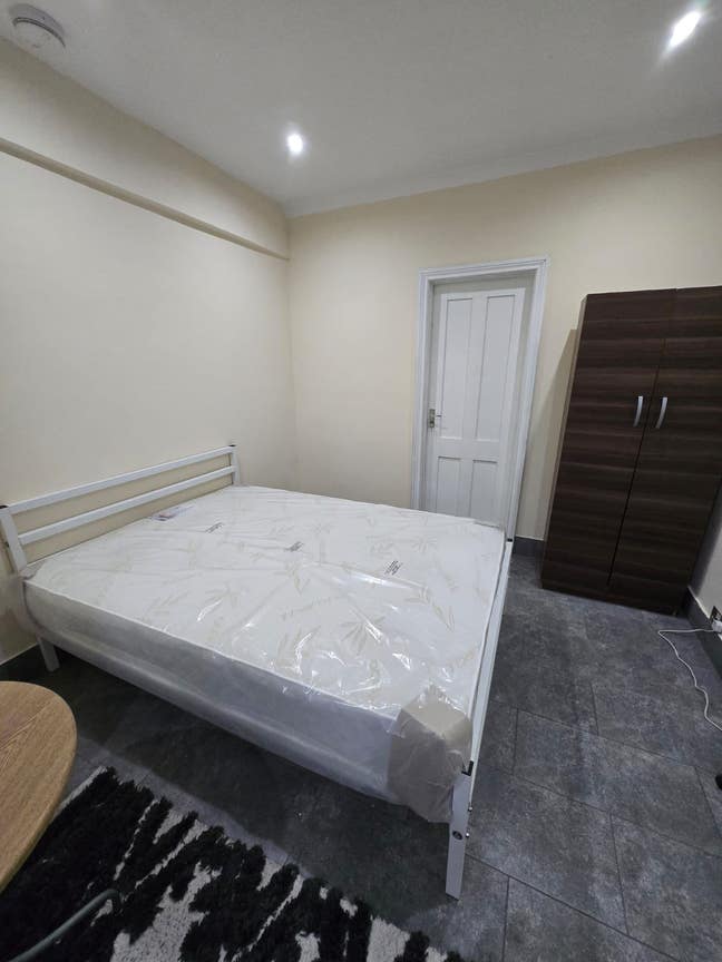 Studio Room to Let RM6 Goodmayes Main Photo