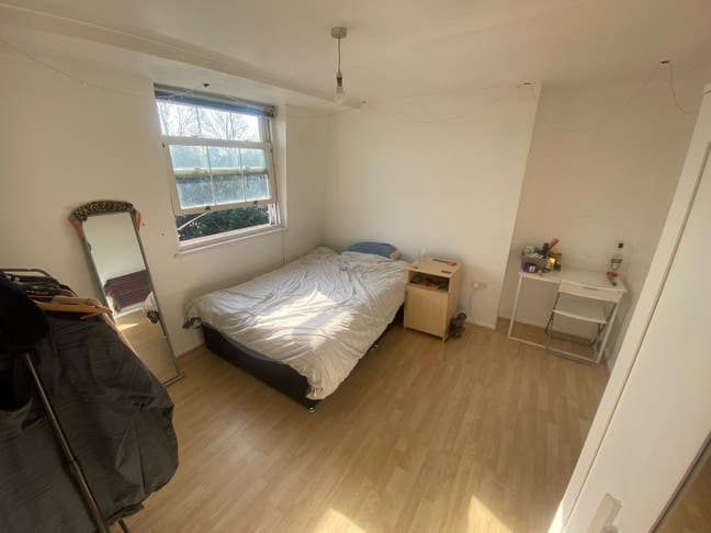 Top floor, bright and spacious room Main Photo