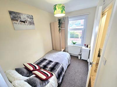 1 single ensuite room in DN2, close to hospital Main Photo