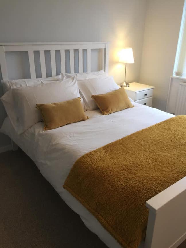 Spacious Double Room, shared house with one female Main Photo