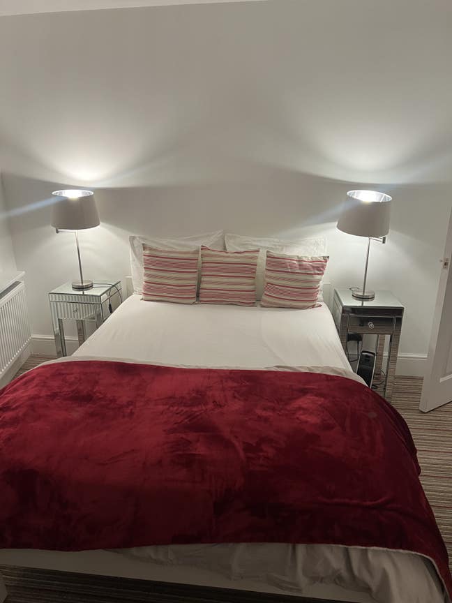 Lovely basement room with marble private En-suite Main Photo