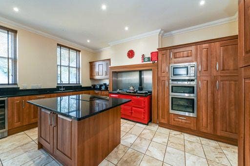 King size room with ensuite fully furnished  Main Photo