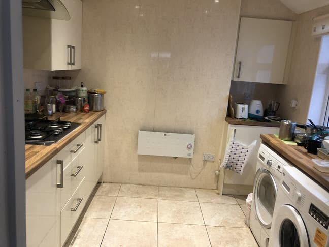 Rooms to rent in B68 Main Photo