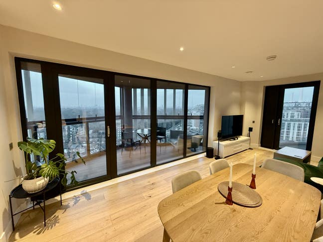 En-suite room in modern furnished Battersea flat Main Photo
