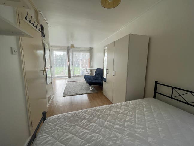 A spacious double room with garden in Colindale  Main Photo