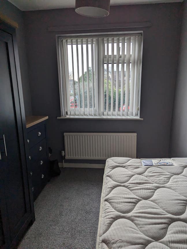 Clean single room available in 2 bed house  Main Photo