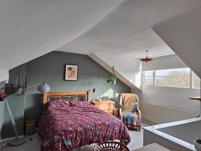 Lovely loft room close to town  Main Photo