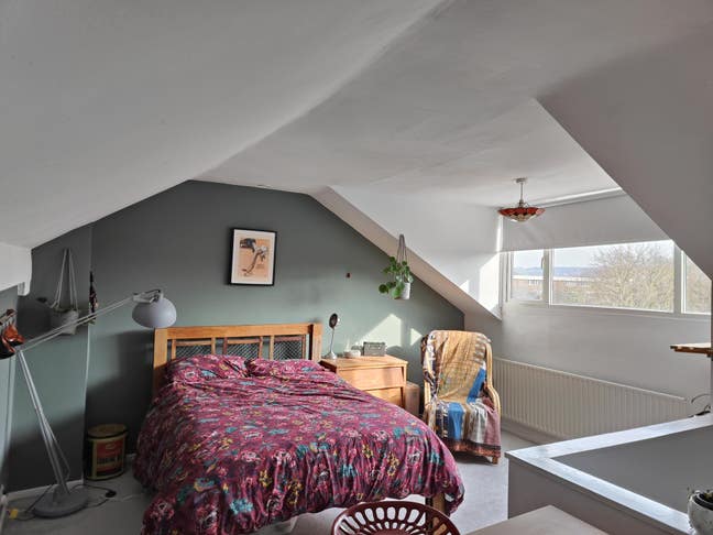 Lovely loft room close to town  Main Photo