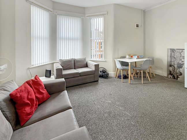 Spacious Room Available ✨ Main Photo