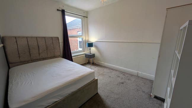 Beautiful rooms available in newly renovated house Main Photo