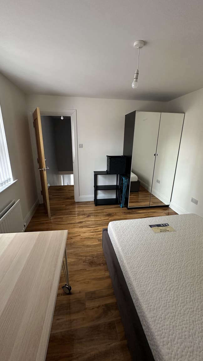 Double room available in modern house Main Photo
